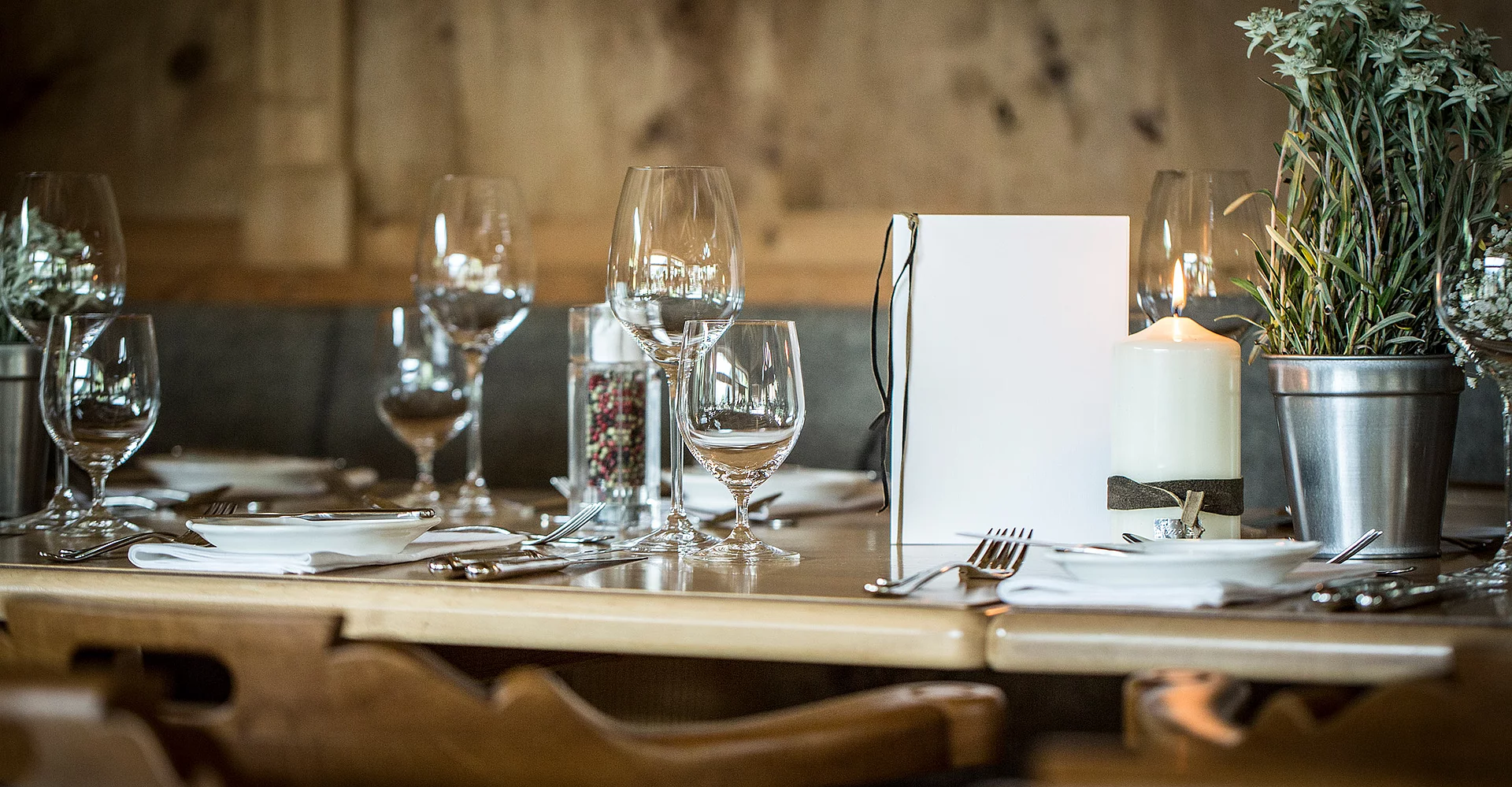 Stilvoll gedeckter Tisch im Unterschwarzachhof mit Kerzenschein und edlem Glasgedeck.