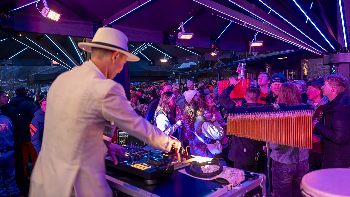 DJ und Live Acts mit tanzenden Gästen bei der Peak Edition im Der Schwarzacher Après Ski Location Hinterglemm