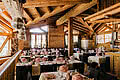 festlich gedeckte Tische bei einer Hochzeit in den Bergen im Restaurant der Schwarzacher