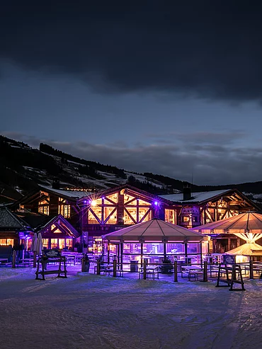 Top Lage & Freiraum Außenansicht bei Nacht im Winter der Eventlocation der Schwarzacher in Saalbach Hinterglemm