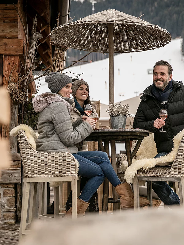 Gruppe genießt Roséwein auf der gemütlichen Terrasse vom Schwarzacher im Winter